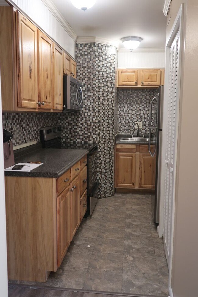 Building Photo - Very spacious condo on Lake Avenue! Lake Terrace #4 3bed/1bath $1900 per month includes assigned ...