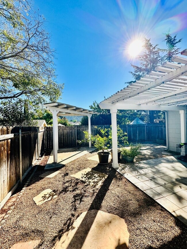 Building Photo - Welcome To Your Upgraded Oak View Home!
