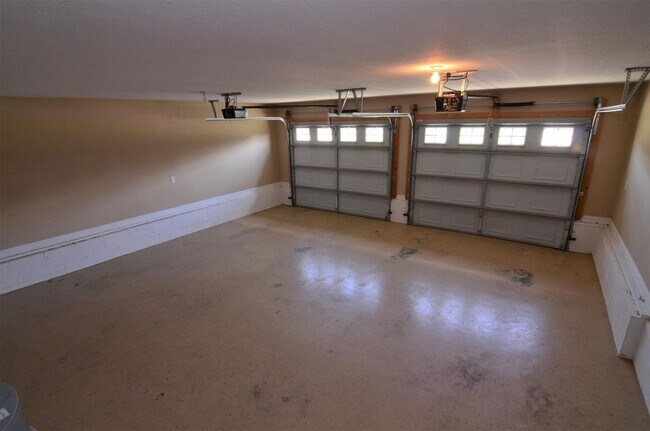 Building Photo - 4 bed 3 ba home...country view backyard