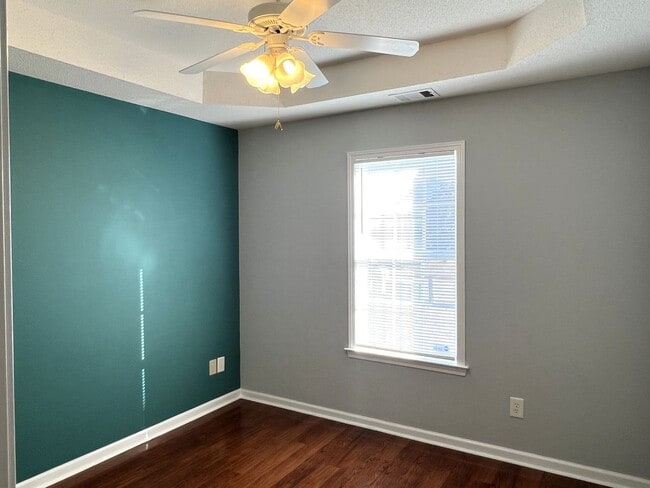 Building Photo - Absolutely Adorable Home Near Lake Joy Elementary