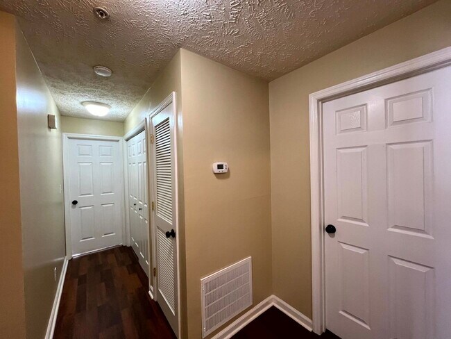 Building Photo - The King's Grant Condo