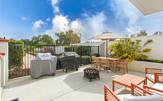 Building Photo - Large Corner-End Townhouse in Oceanside!