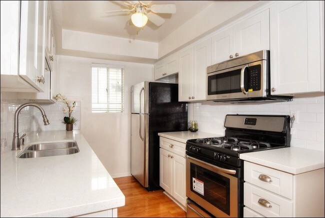 Interior Photo - 2479 Barry Ave