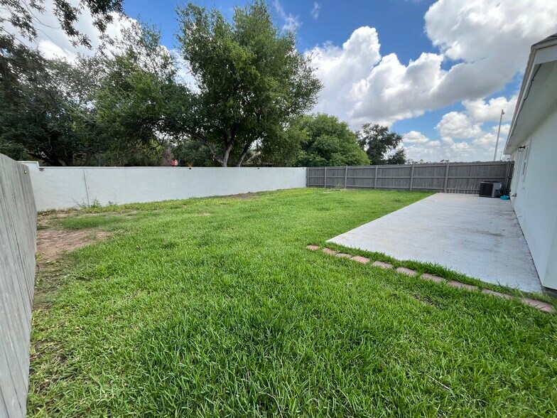 Building Photo - 1723 W Marlin St