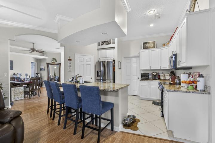 Building Photo - 146 Fernwood Cres