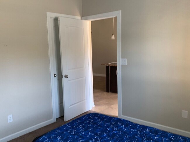 Building Photo - One Level End Unit Townhome with 1 Car Garage