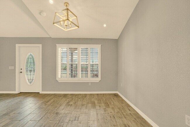 Building Photo - Upper Valley 3 Bedroom 2 Bath