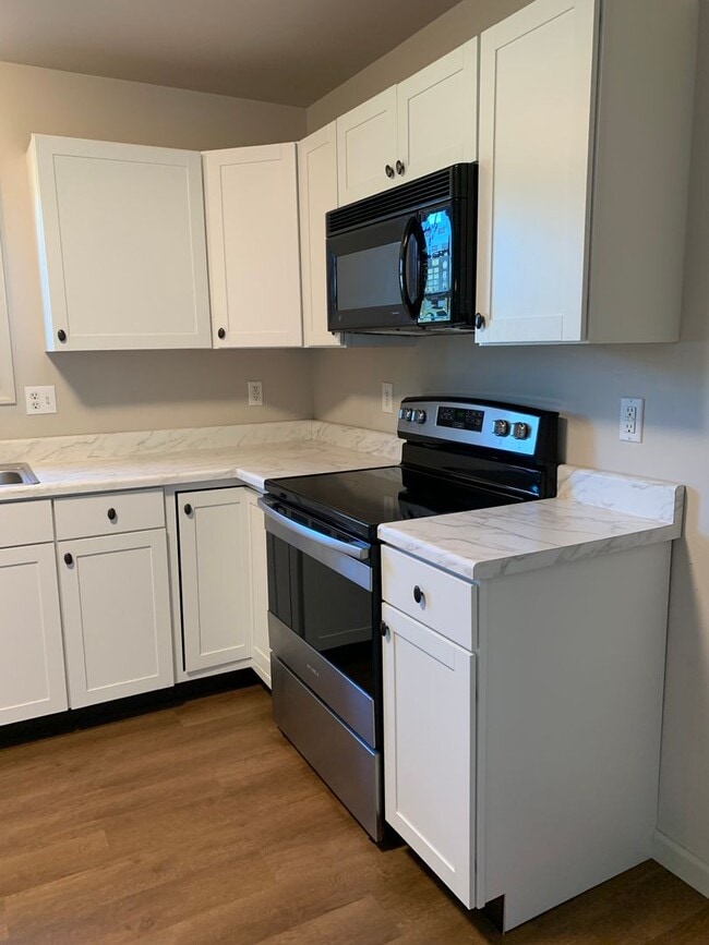 Building Photo - Make This Beautiful 3-Bedroom Townhouse Yo...