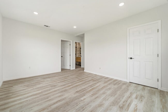 Building Photo - 1566 NW 9th Ave