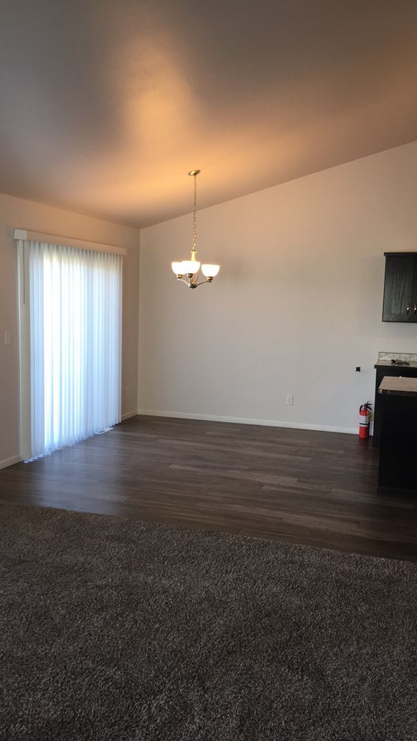 Building Photo - 3 Bed 3 Bath Twin Home