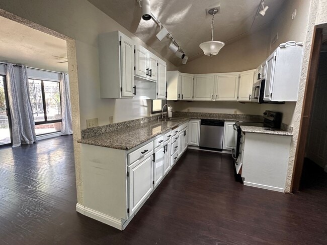 Building Photo - Welcome to your dream rental in Auburn!