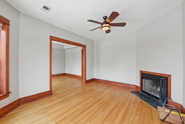 Building Photo - 4432 N Winchester Ave