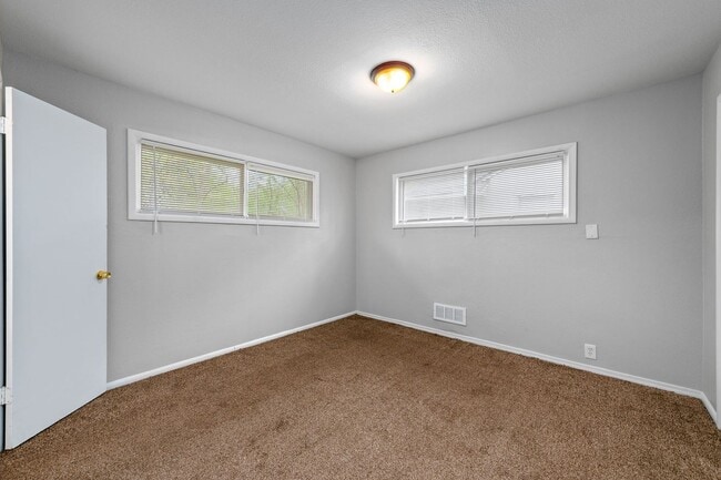 Building Photo - AVAILABLE NOW! 5 Bedrooms, 2 Bathrooms in ...