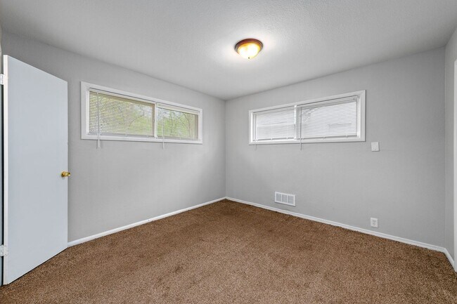 Building Photo - COMING SOON! 5 Bedrooms, 2 Bathrooms in Ka...