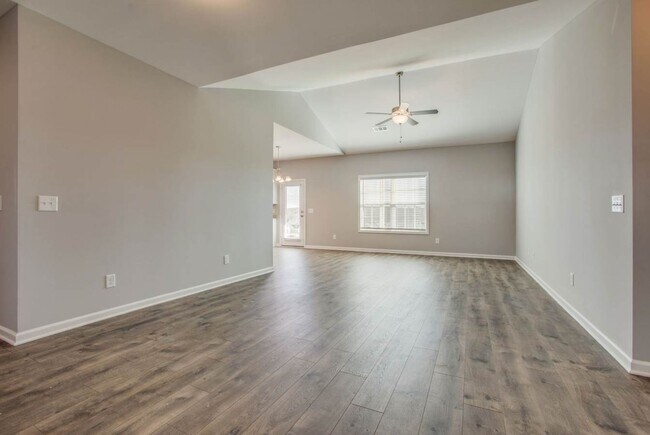 Building Photo - ***  COMING SOON!   ***  Stylish and comfo...
