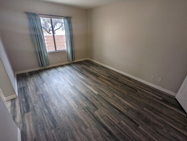 Building Photo - 8148 Slate Falls St