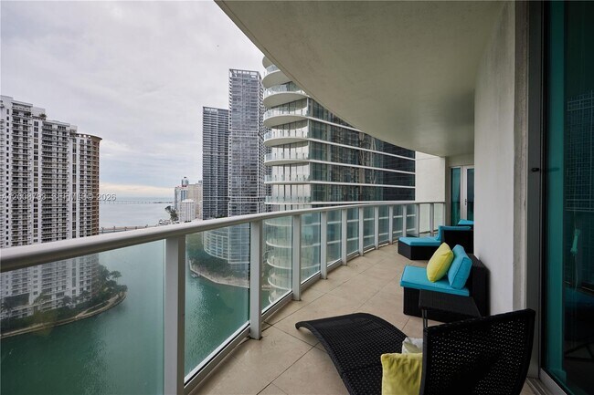 Building Photo - 300 S Biscayne Blvd