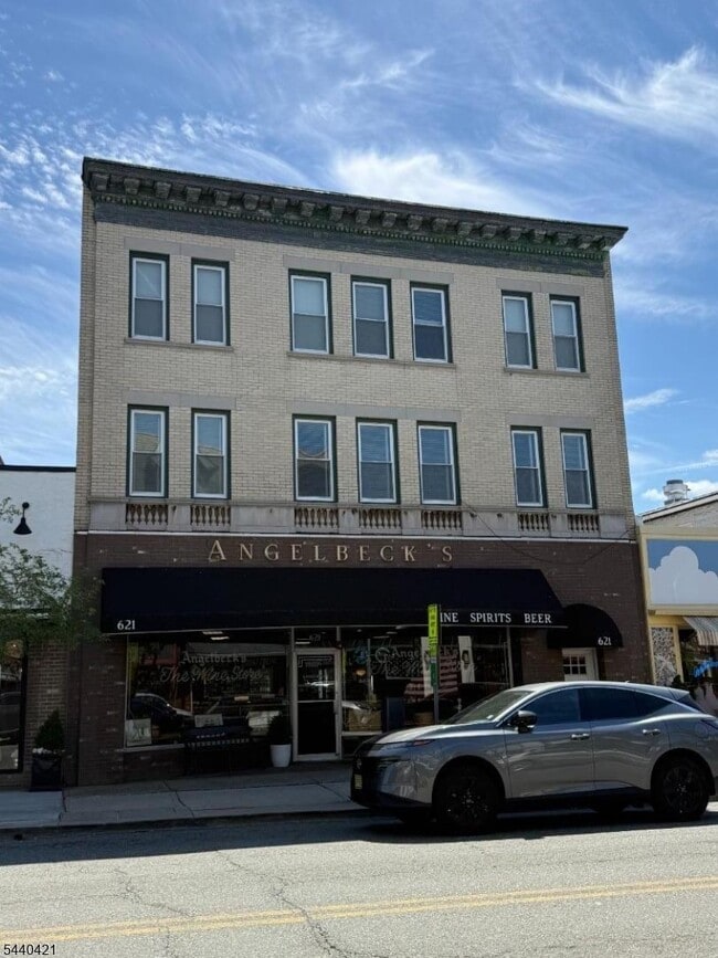 Building Photo - 627 Valley Rd