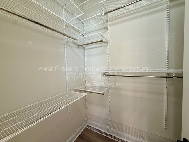 Building Photo - 628 Town Plaza Ave