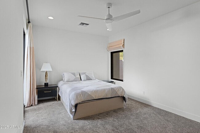 Building Photo - 5841 N Echo Canyon Cir