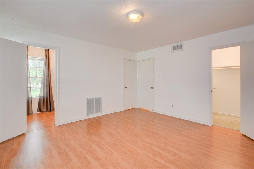 Building Photo - 5550 N Braeswood Blvd