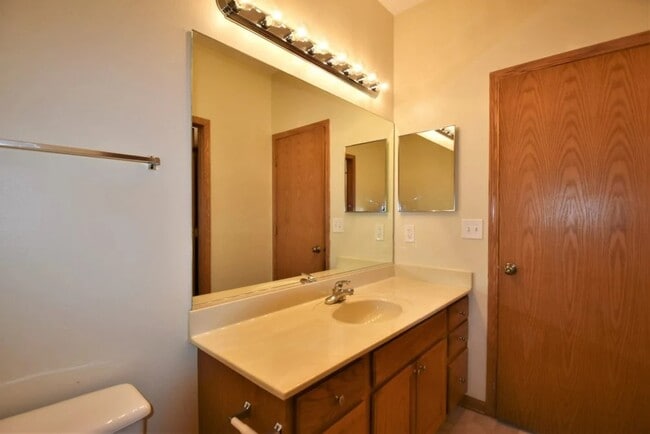 Building Photo - 677 Shannon Dr