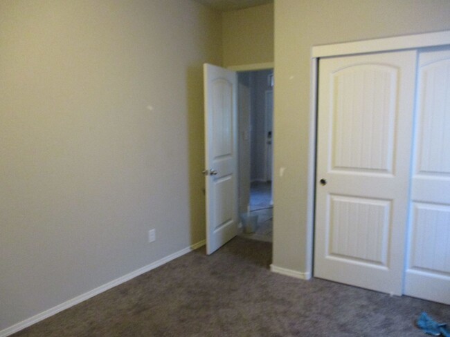 Building Photo - 3BR, 2BA, 2CG