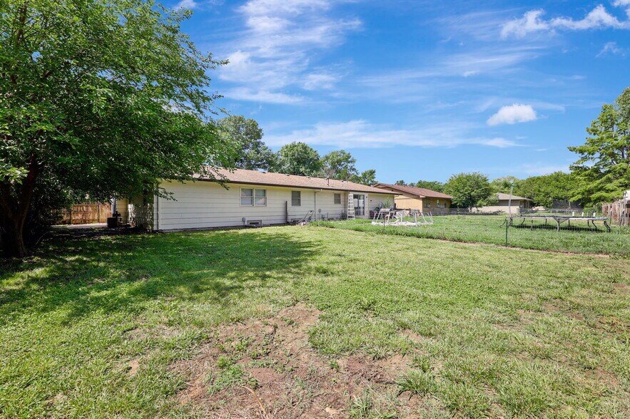 Building Photo - 1102 E Redwood Rd