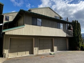 Building Photo - 3 Bedroom 1.5 Bath Townhouse Near WWU and Fairhaven