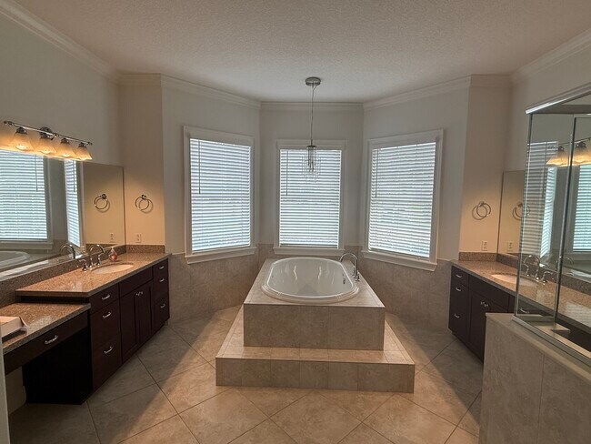 Building Photo - 3900 Lake Sarah Dr