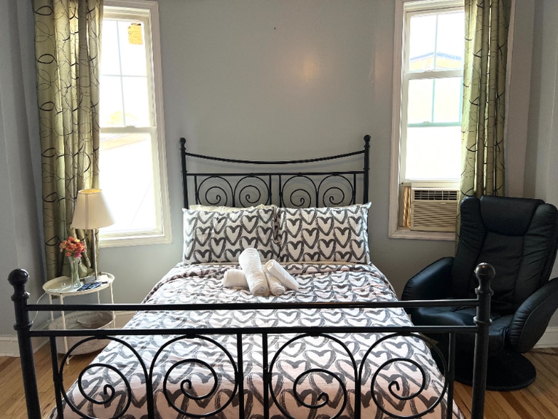 Building Photo - 5023 Spruce St