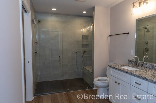 Building Photo - 804 5th Ave SW