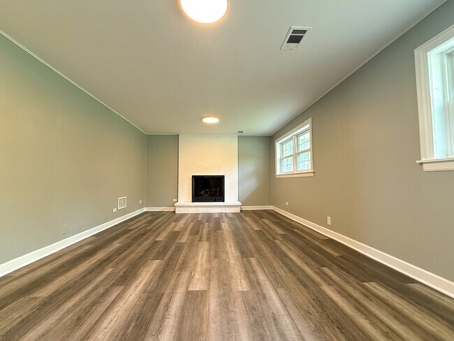 Building Photo - 1807 S Surrey Ridge Dr
