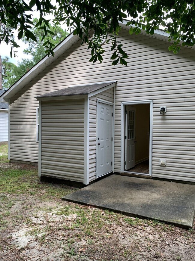 Building Photo - 3 Bedroom 2 Bath House Available on Hillsdale Drive