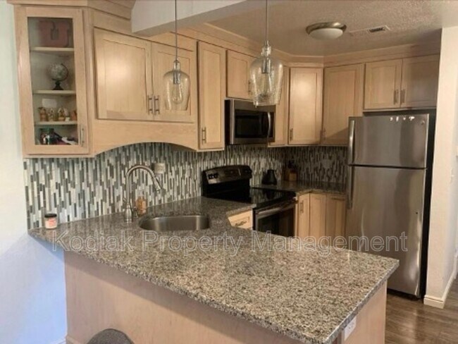 Building Photo - 1044 E 400 S