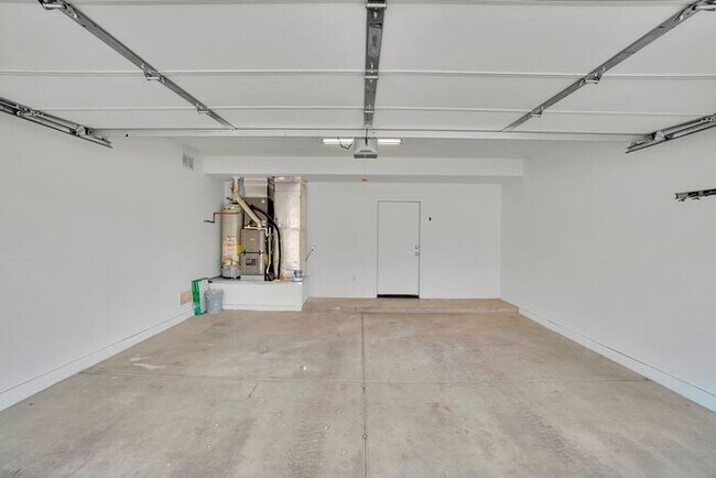 Building Photo - Gorgeous 3 Bedroom 2 Bath Home in Rita Ranch