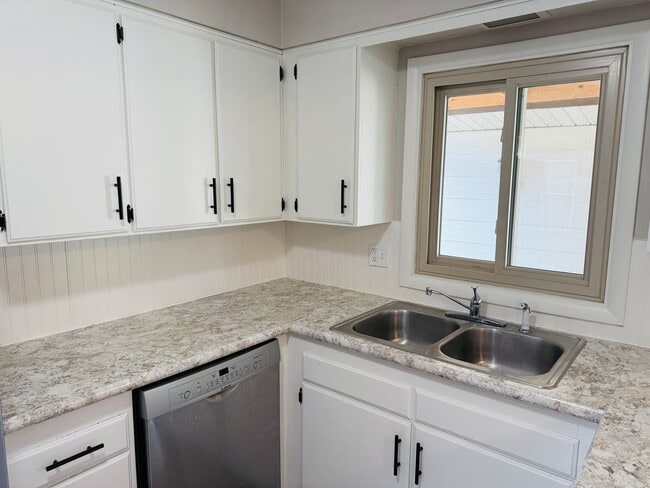 Building Photo - Dog Friendly 4 Bedroom - Billings West End