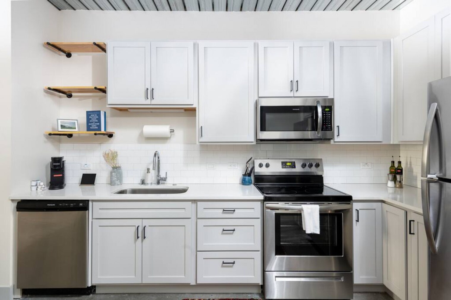 Building Photo - 1009 W Juneau Ave