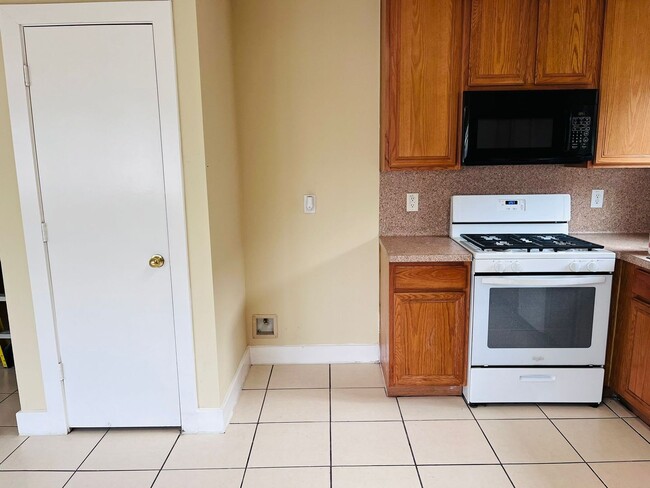 Building Photo - Beautiful House in family friendly community