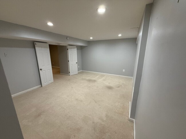 Building Photo - Gorgeous 5 Bed 3.5 Bath Single Family Home...