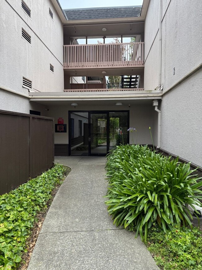 Building Photo - Spacious 2-bed 2-bath condo now available ...