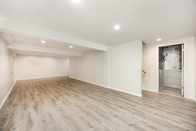 Building Photo - 1099 Bayswater Dr