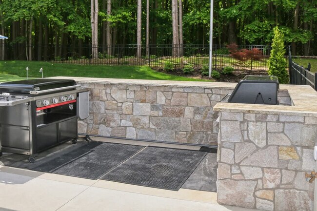 Building Photo - 2171 Lakeshore Dr