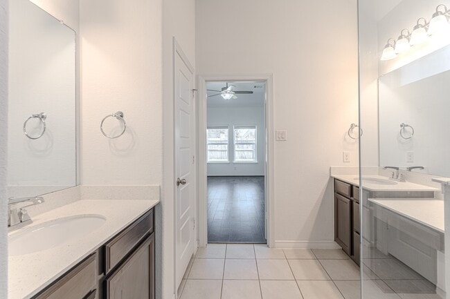 Building Photo - 3439 Cres Vista Dr