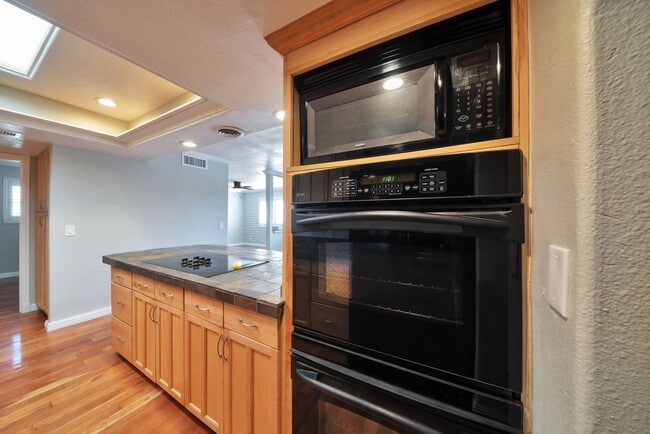 Building Photo - 6 Bed house with Pool near ASU