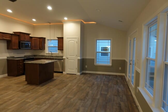 Building Photo - 755 Spartan Commodor Ln