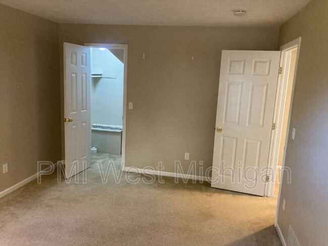 Building Photo - 2673 Woodmeadow Dr SE