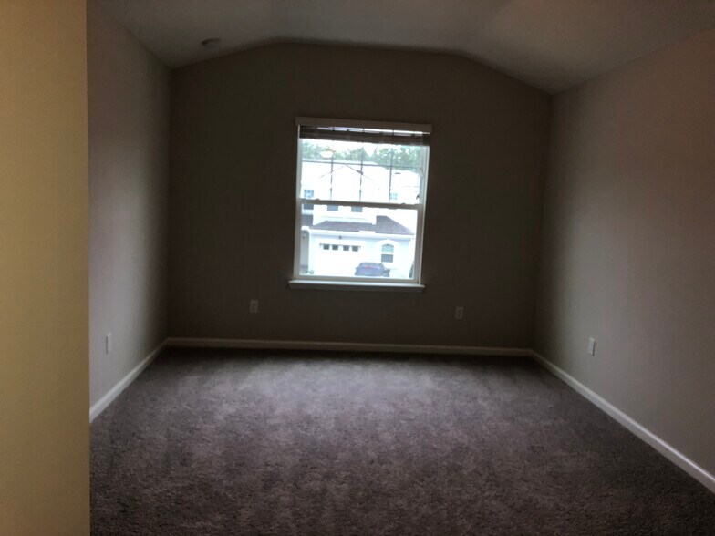 Building Photo - 557 Richmond Dr
