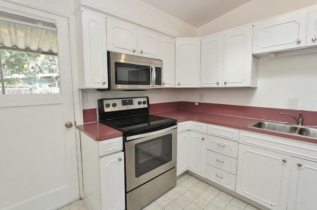 Building Photo - Clean Townhouse Centrally Located on the B...