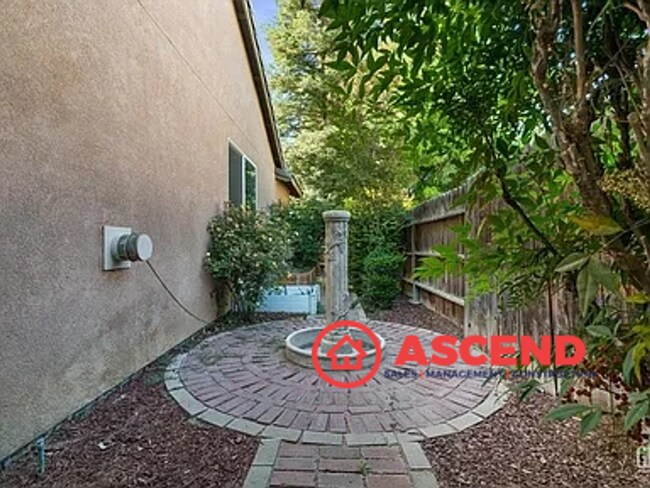 Building Photo - Stunning Home Home Off Jewetta Ave and Sno...